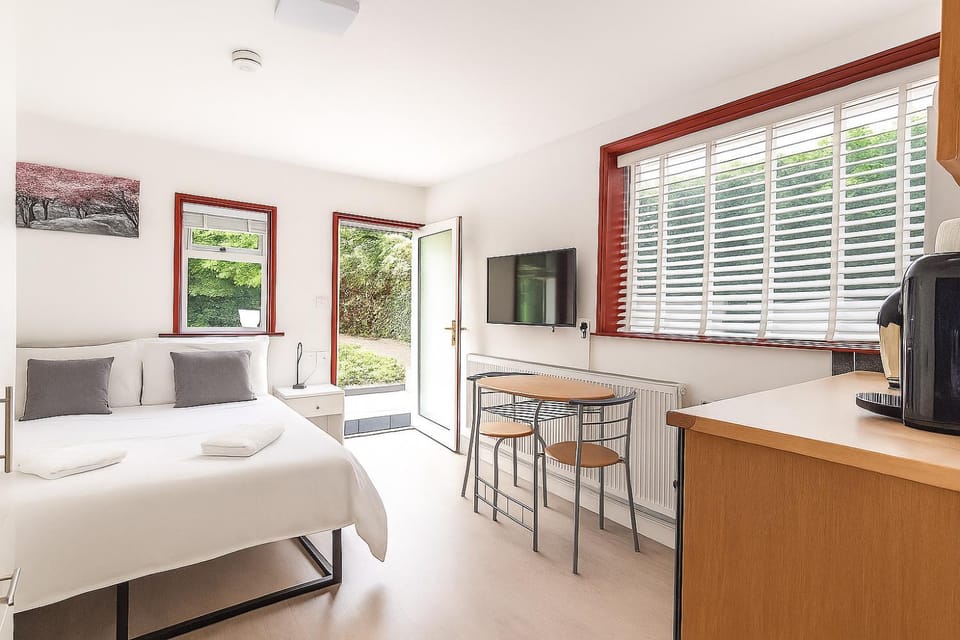 Bed, Dining area, Bedroom