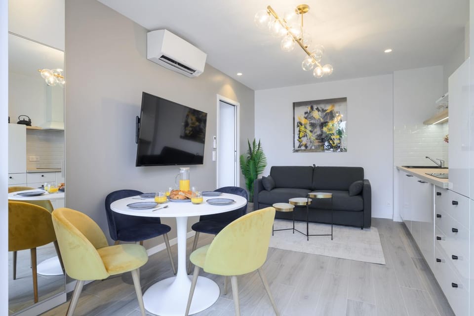 Living room, Seating area, Dining area