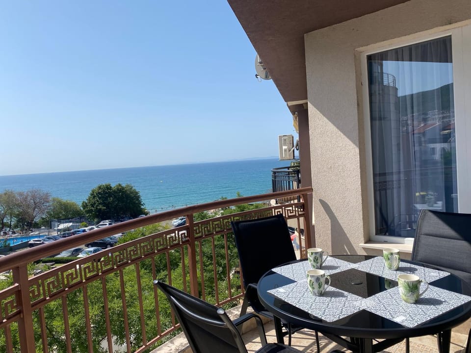 Patio, Day, Natural landscape, View (from property/room), Balcony/Terrace, Living room, Seating area, Dining area, Sea view