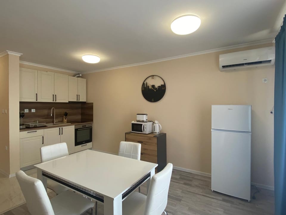 Kitchen or kitchenette, Dining area, minibar, oven, pet friendly, stove, toaster, air conditioner