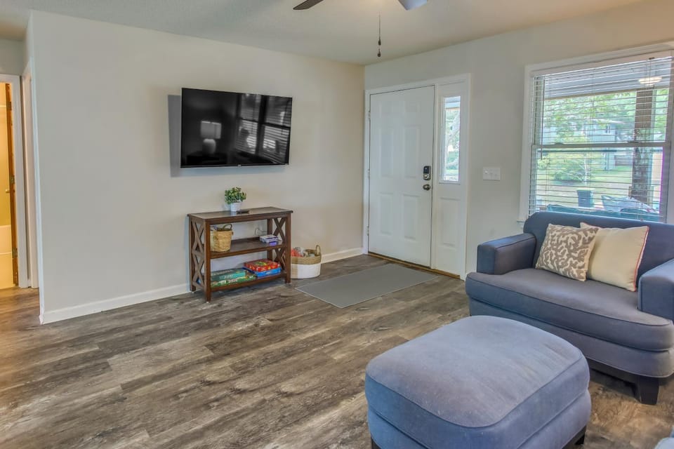 Dog-Friendly Oak Island Rental - 1 Mi to Beach! House in Oak Island