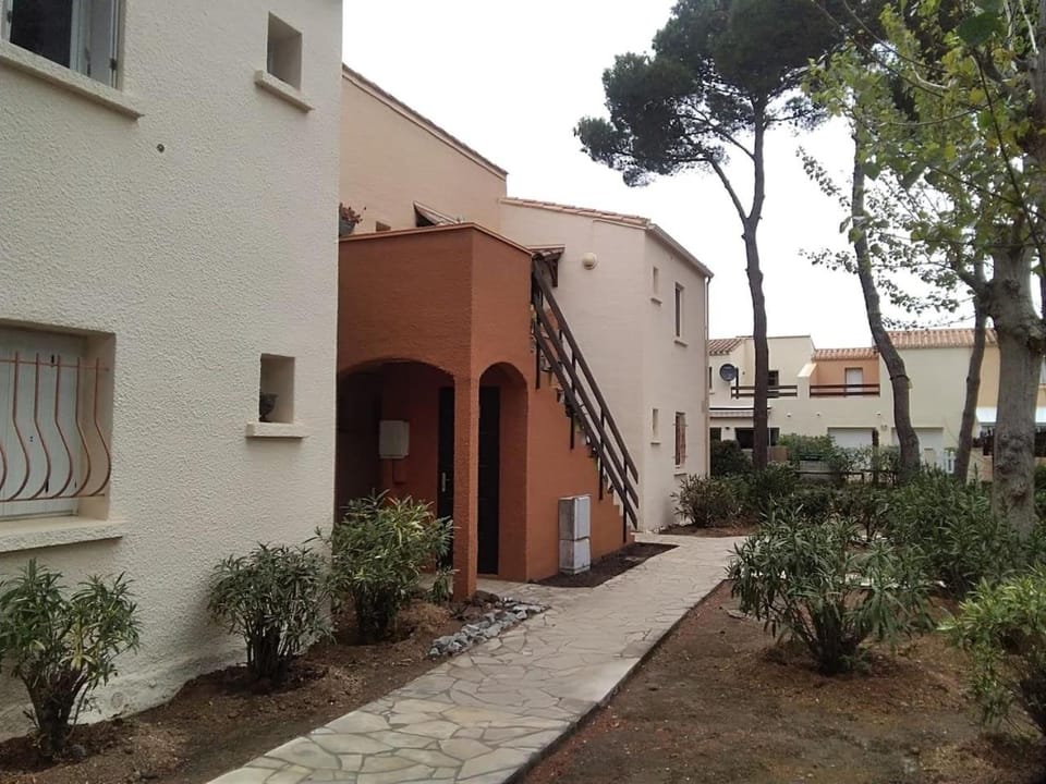 Studio avec jardin, piscine, sauna, proche de la mer et du village naturiste Apartment in Agde