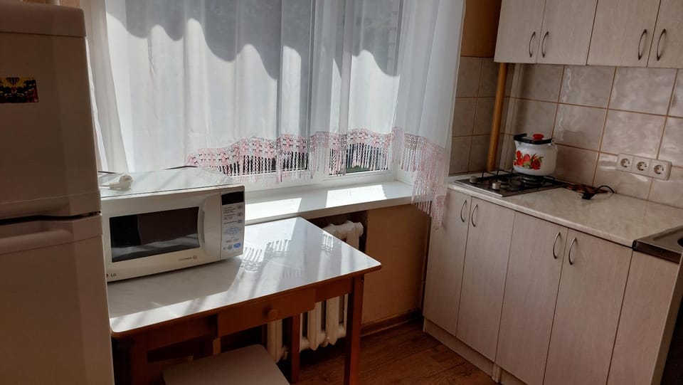 Kitchen or kitchenette, Dining area, minibar, stove