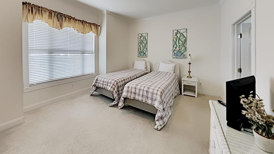 Serene 4 Bdrm Condo Beach Access, Resort Amenities House in South Carolina