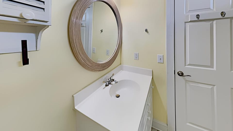 Tranquil Hideaway 4 Bdrm Condo in Avian Forest House in South Carolina