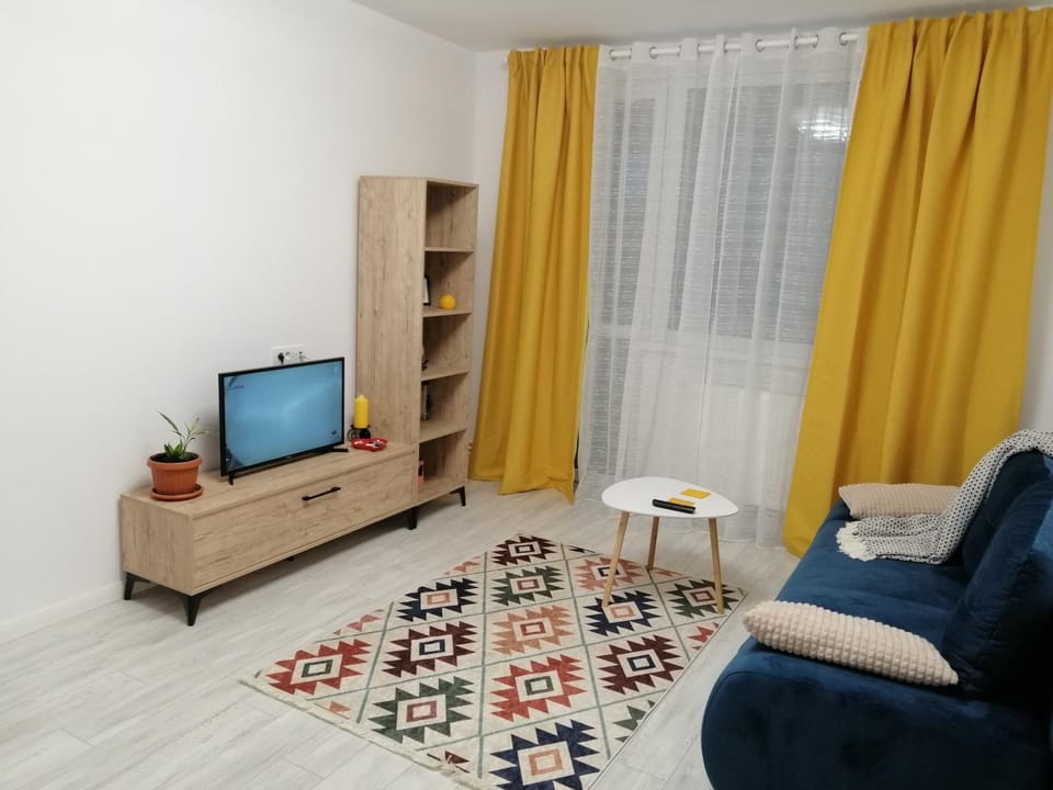 Communal lounge/ TV room, Library, TV and multimedia, Living room, Seating area, Evening entertainment