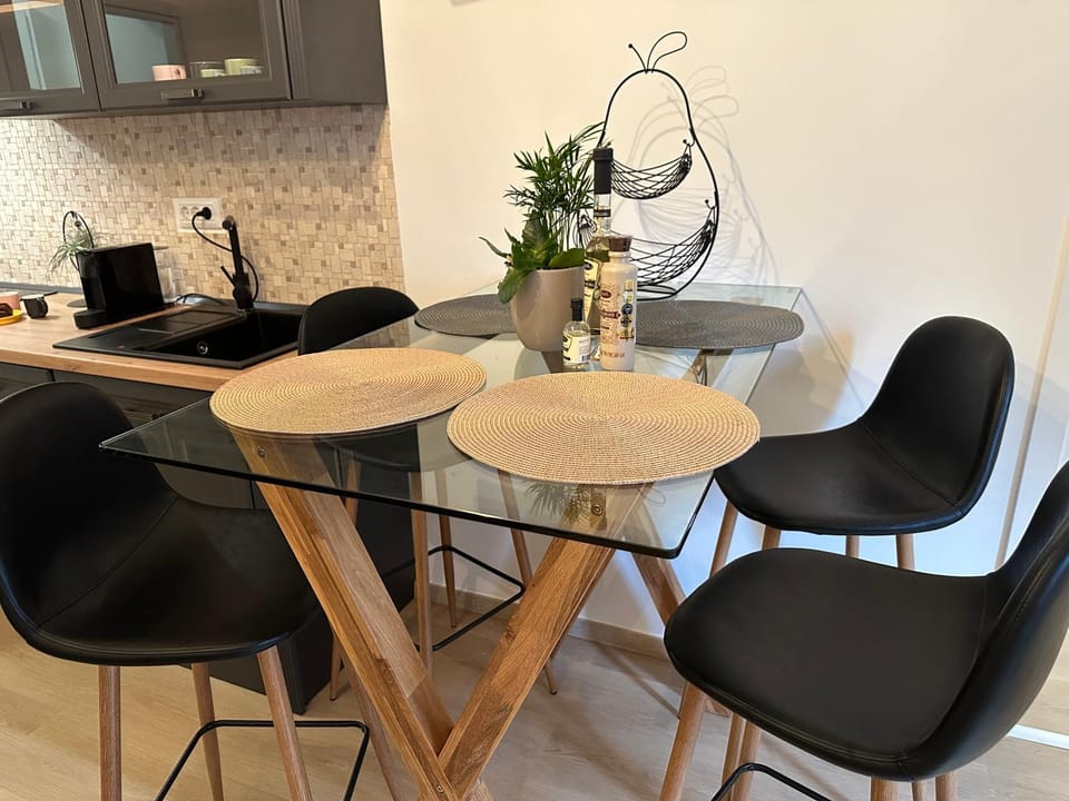 Kitchen or kitchenette, Dining area