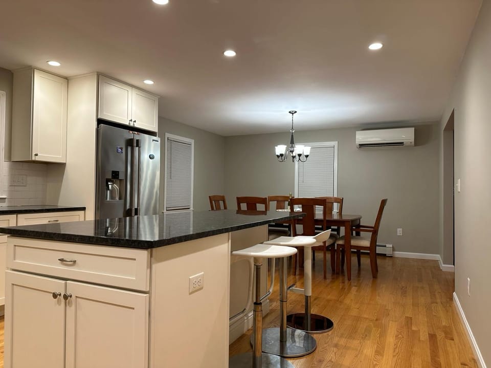 Kitchen or kitchenette, Dining area, air conditioner