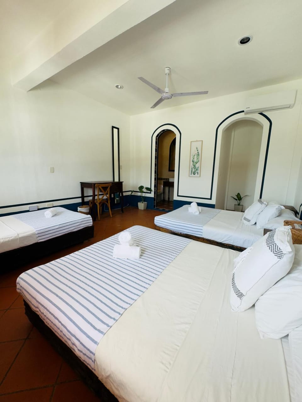 Bed, Photo of the whole room, towels, air conditioner