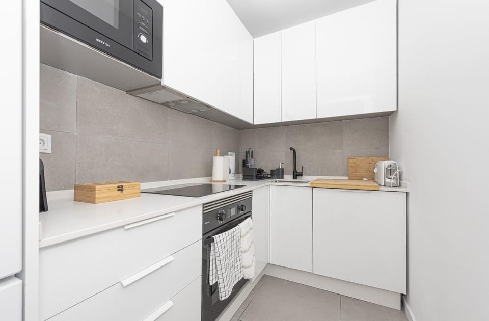 Coffee/tea facilities, dishwasher, oven, stove, toaster, kitchen