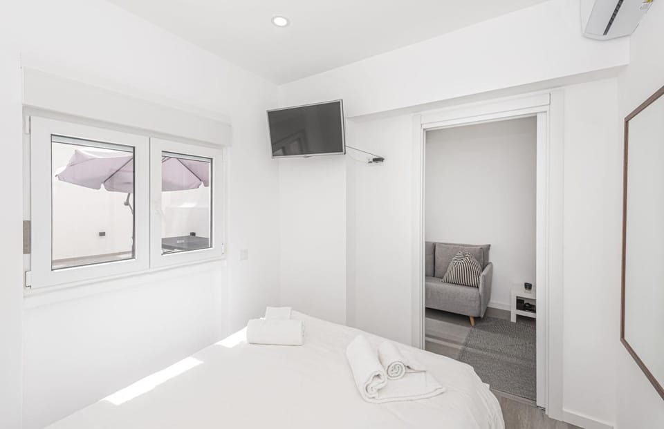 Bed, TV and multimedia, Bedroom, towels