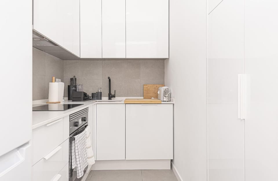 Coffee/tea facilities, oven, stove, toaster, kitchen