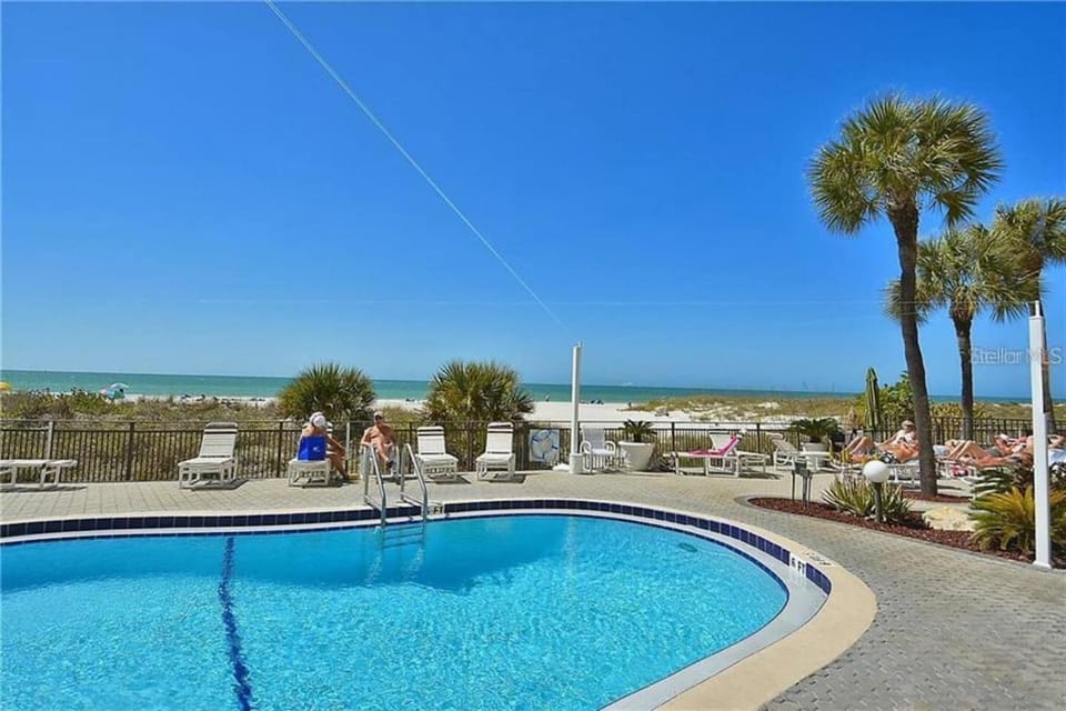 Oceanfront View of Madeira Beach, Steps to the Beach - Madeira Norte Condo Apartment in Madeira Beach