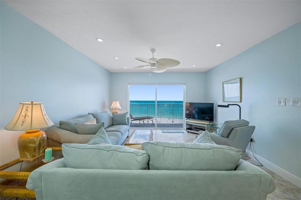 Oceanfront View of Madeira Beach, Steps to the Beach - Madeira Norte Condo Apartment in Madeira Beach