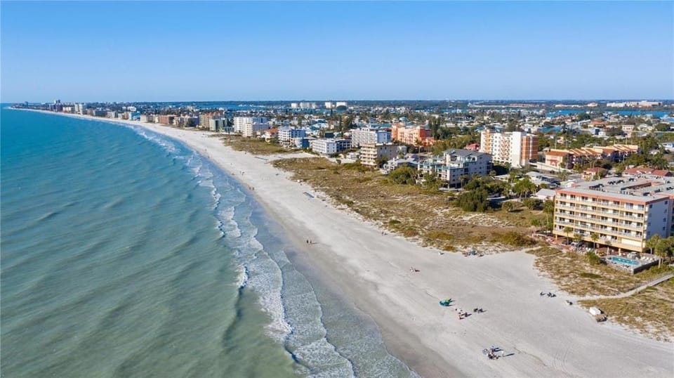 Oceanfront View of Madeira Beach, Steps to the Beach - Madeira Norte Condo Apartment in Madeira Beach