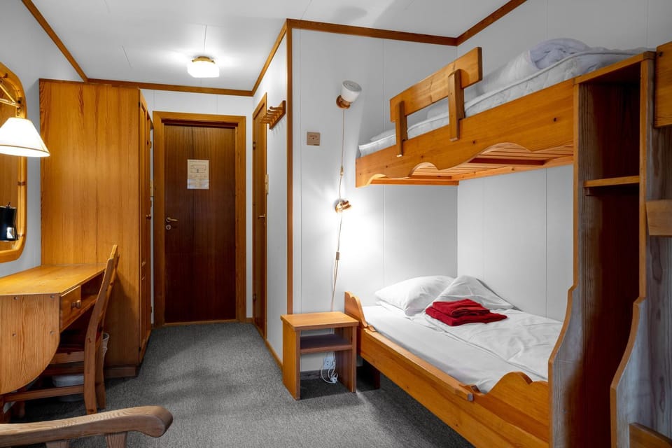 Bedroom, bunk bed