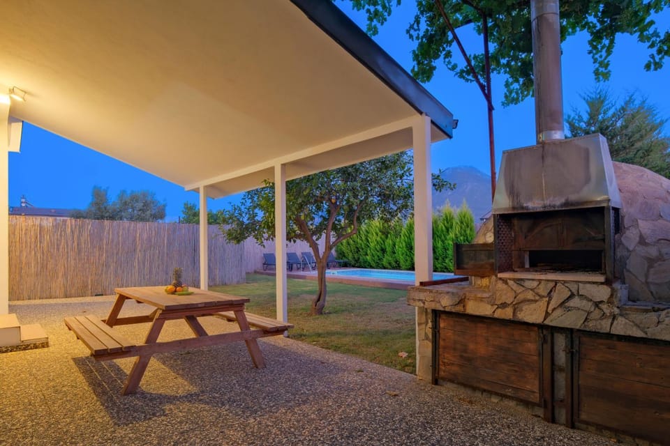 Property building, Patio, Natural landscape, BBQ facilities, Garden, Garden view, Pool view, Swimming pool, sunbed