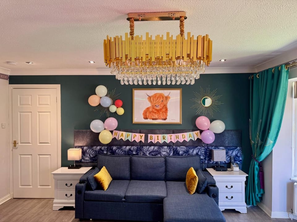 FINN VILLAGE "Raspberry Cottage" Private Garden, 6-seater HOT TUB, Firepit & Pizza Stove House in Scotland