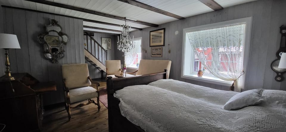 Bed, Photo of the whole room, Seating area