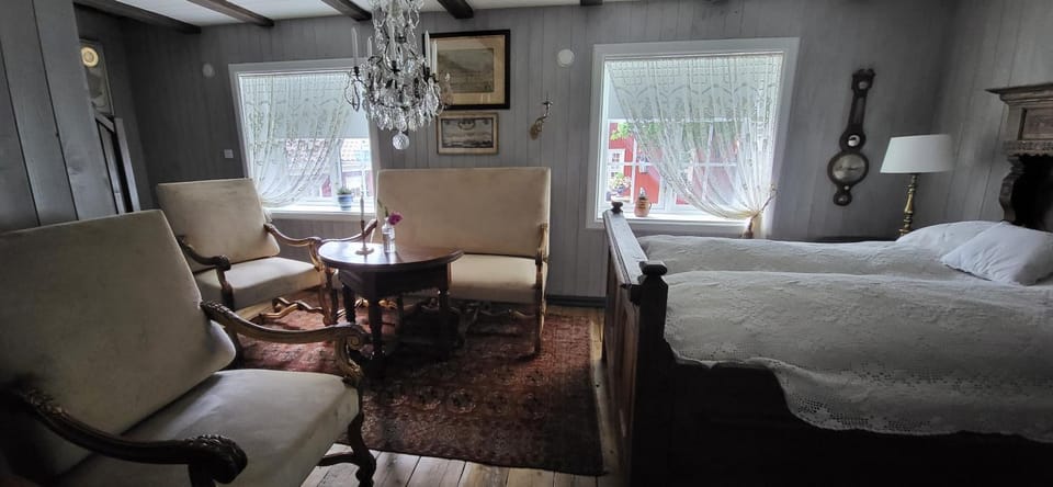 Bed, Photo of the whole room, Seating area, Bedroom