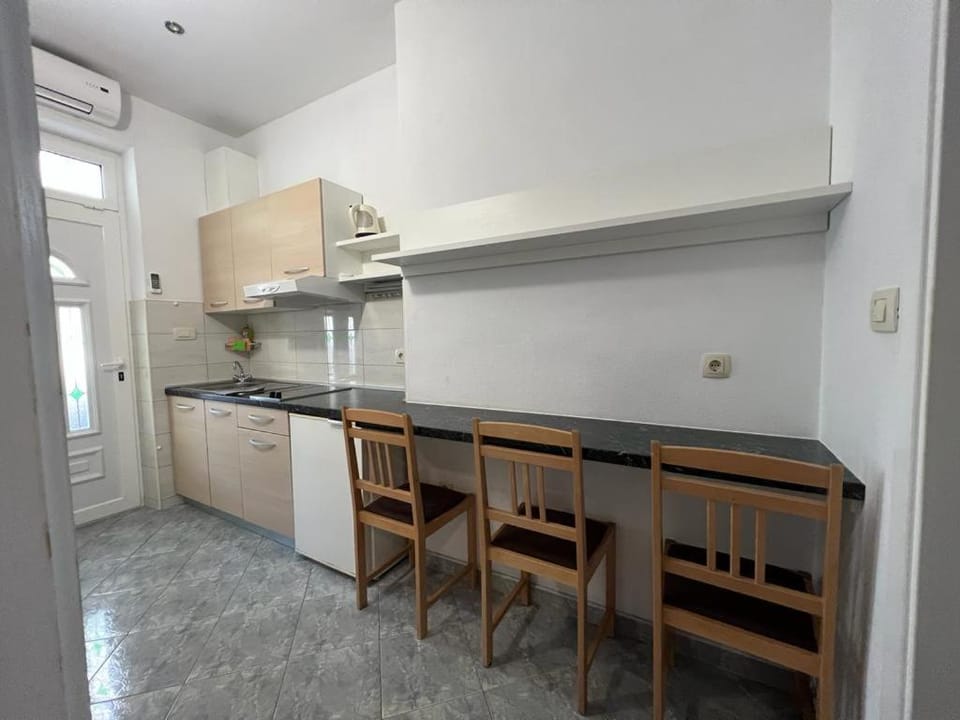 Kitchen or kitchenette, kitchen