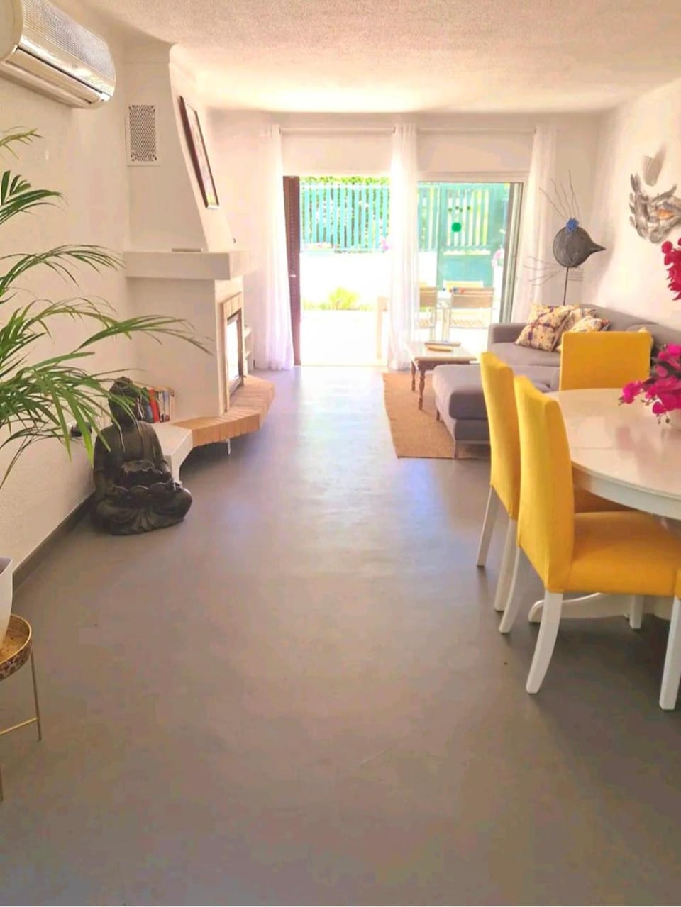 Living room, Seating area, Dining area, air conditioner