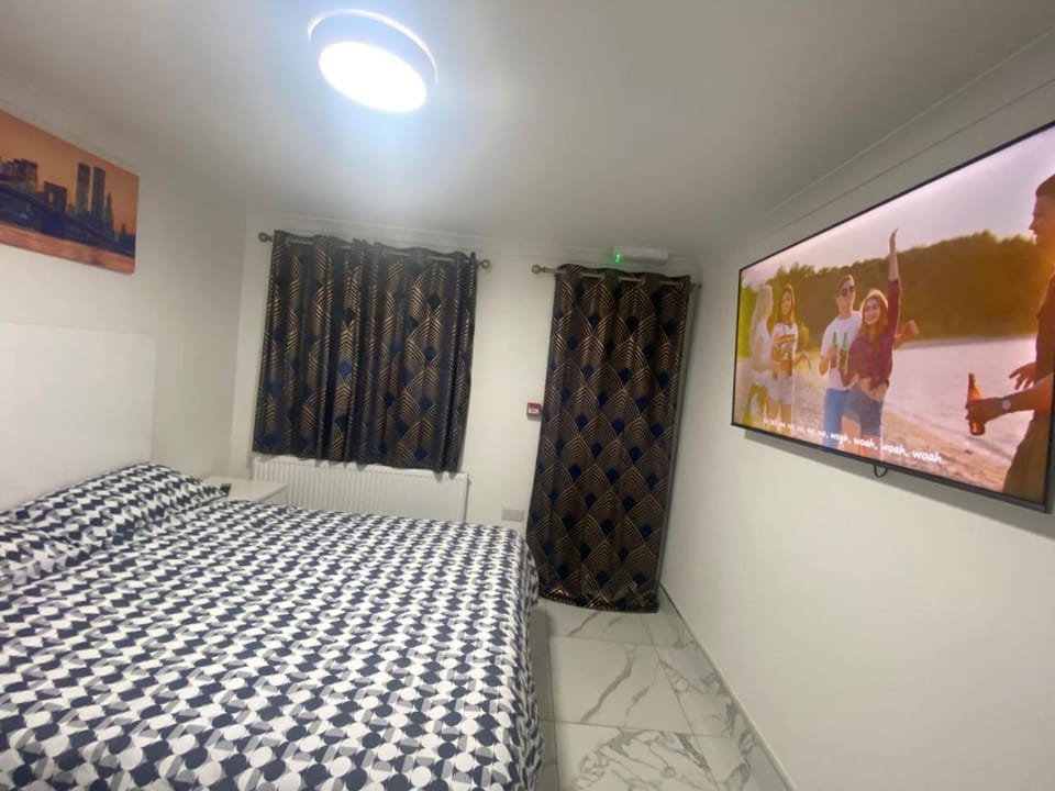 Bed, TV and multimedia, Photo of the whole room, Bedroom