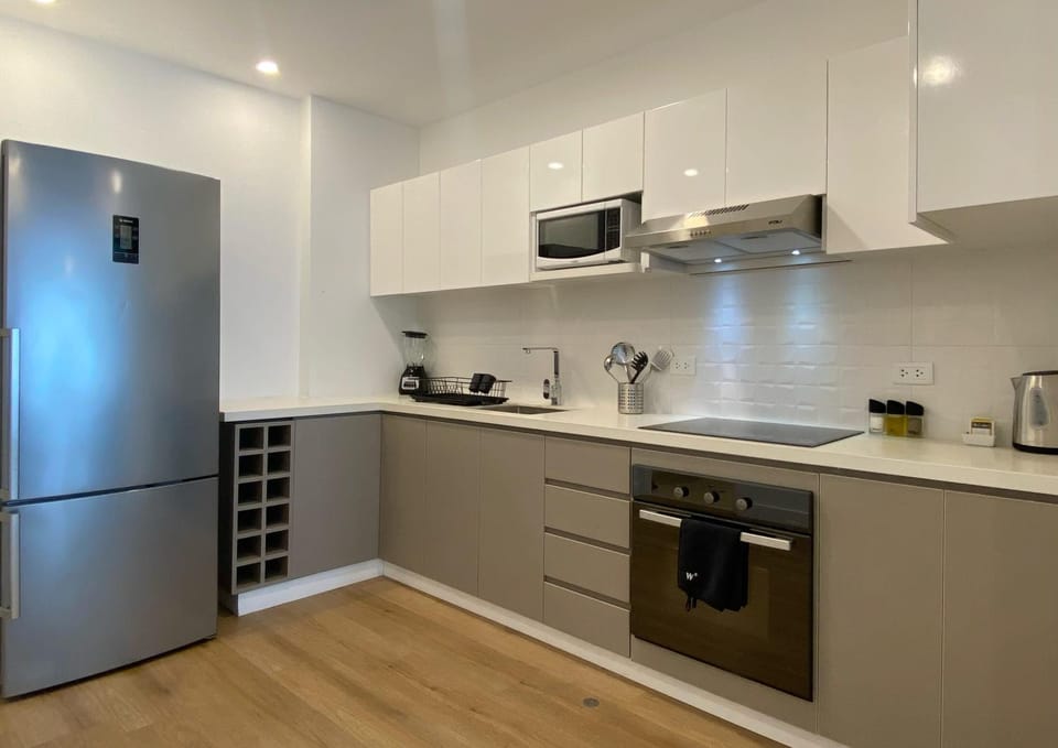 Coffee/tea facilities, Kitchen or kitchenette, oven, stove