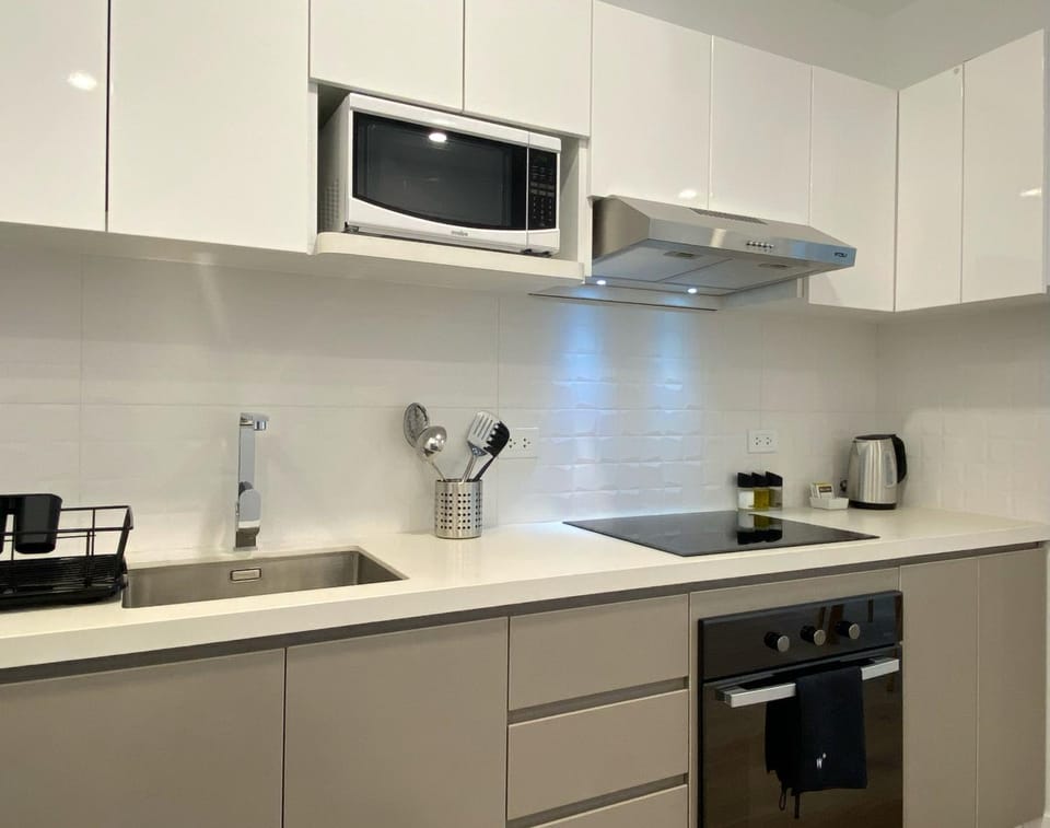 Coffee/tea facilities, Kitchen or kitchenette, oven, stove
