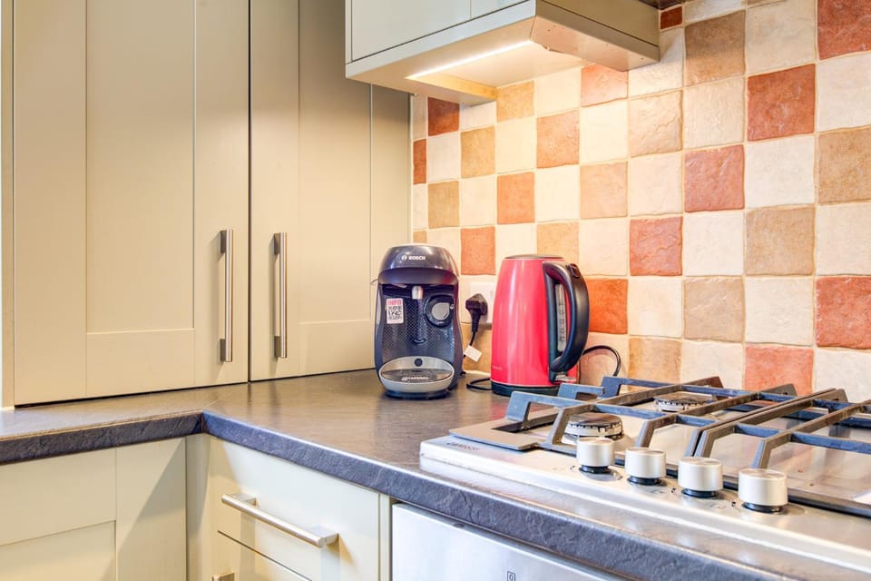Spacious & Modern 2 Bed sleeps 5 in Walthamstow Apartment in London