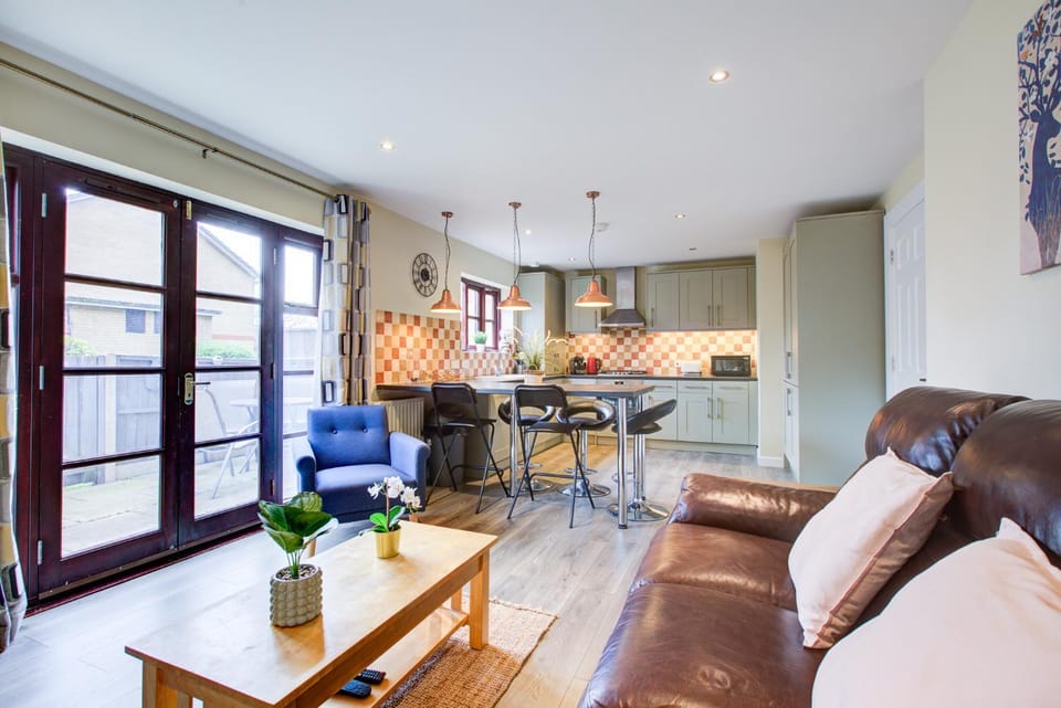Spacious & Modern 2 Bed sleeps 5 in Walthamstow Apartment in London