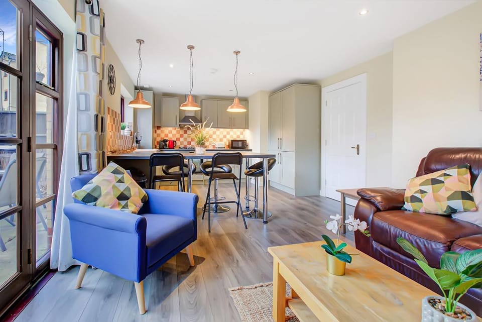 Spacious & Modern 2 Bed sleeps 5 in Walthamstow Apartment in London
