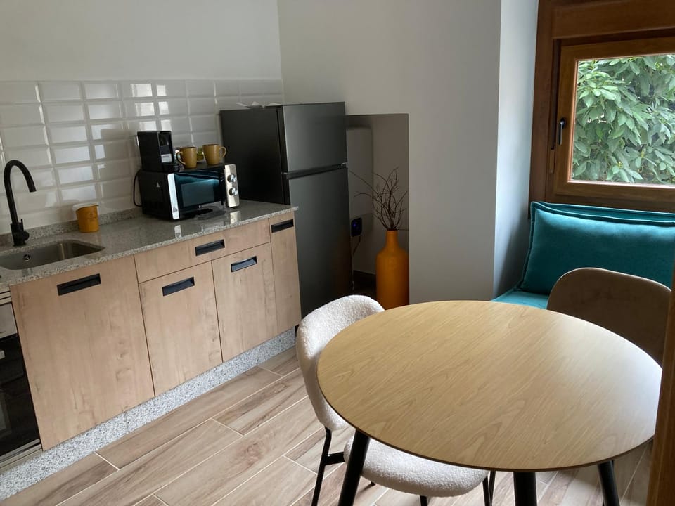 Kitchen or kitchenette, Living room, Seating area, Dining area, minibar, pet friendly