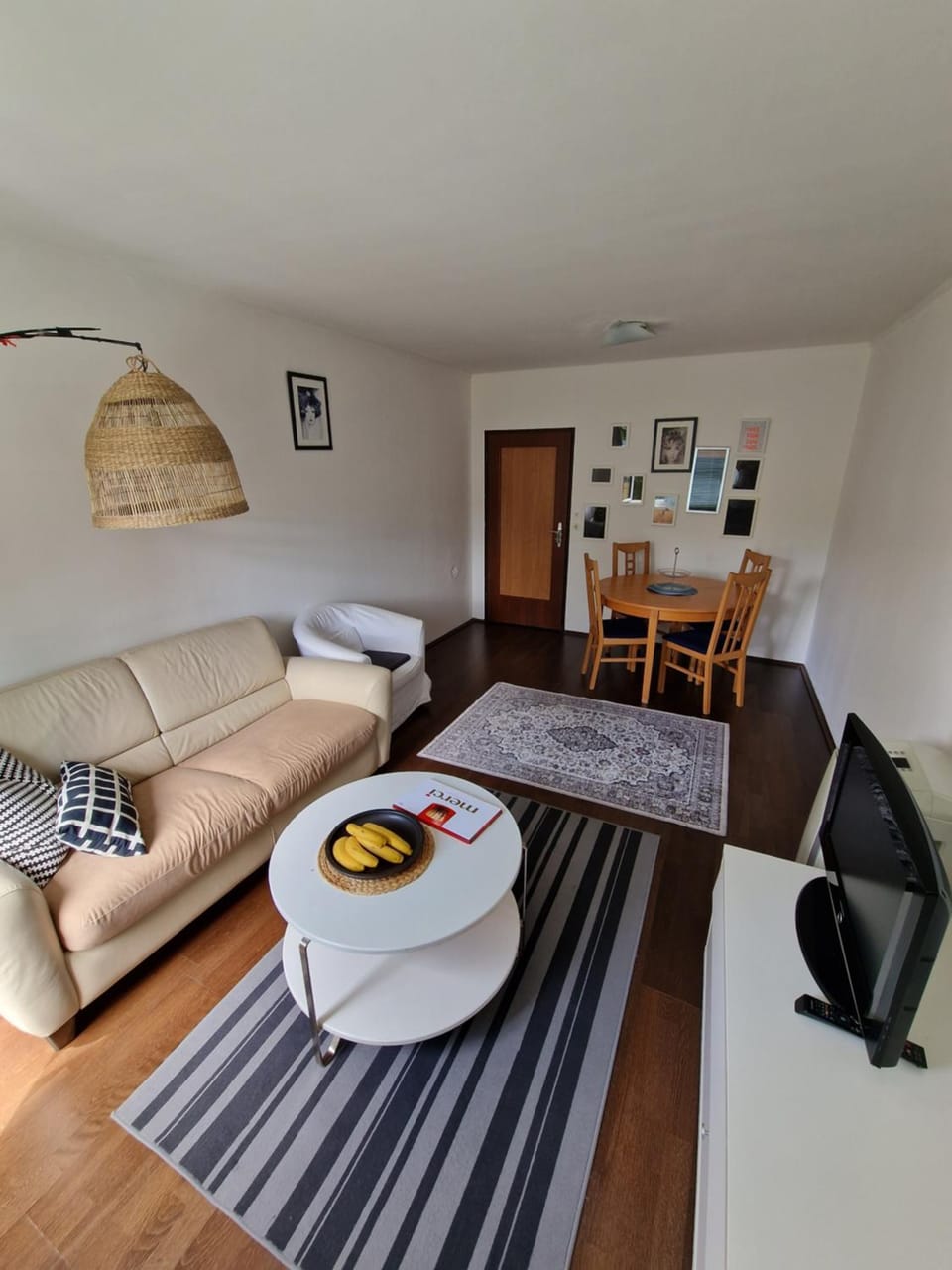 Communal lounge/ TV room, TV and multimedia, Living room, Seating area, Evening entertainment