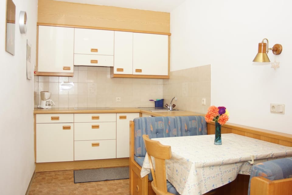 Dining area, kitchen