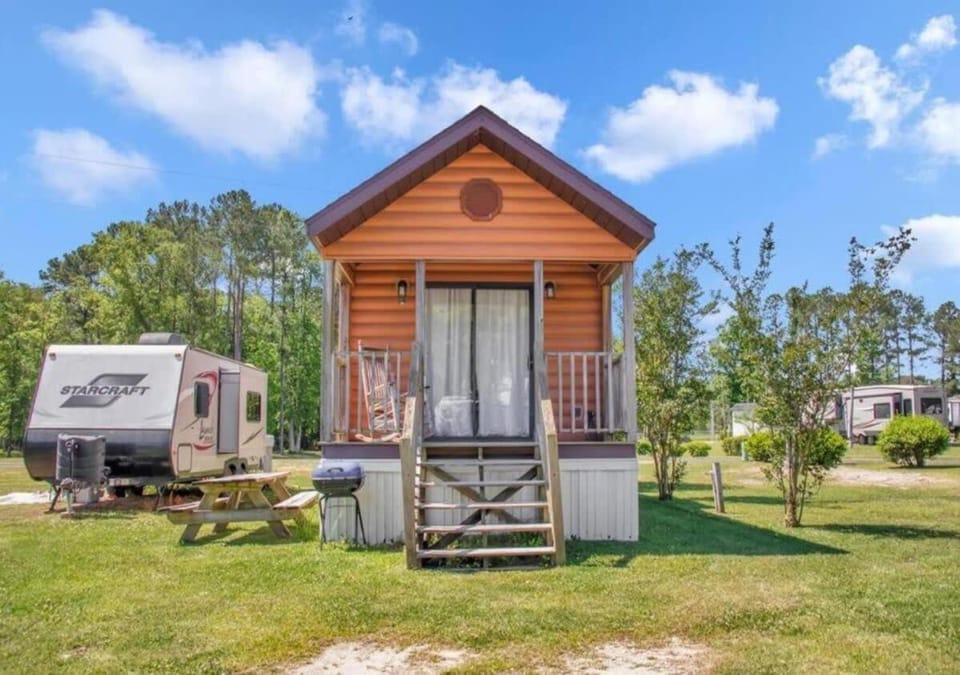 Cozy 1BR Cabin in Jacksonville Cabin in Onslow County