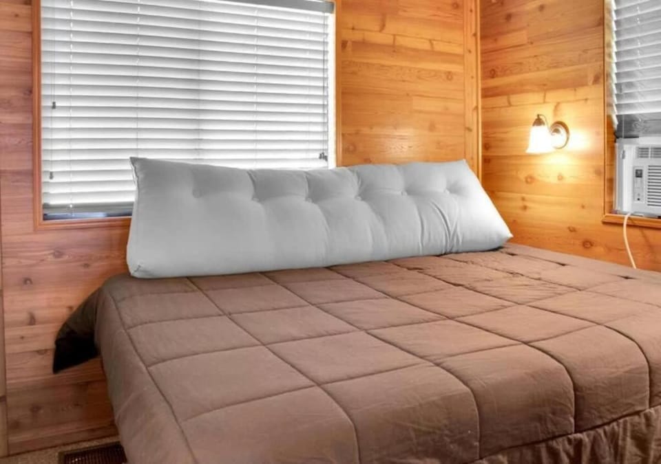 Cozy 1BR Cabin in Jacksonville Cabin in Onslow County