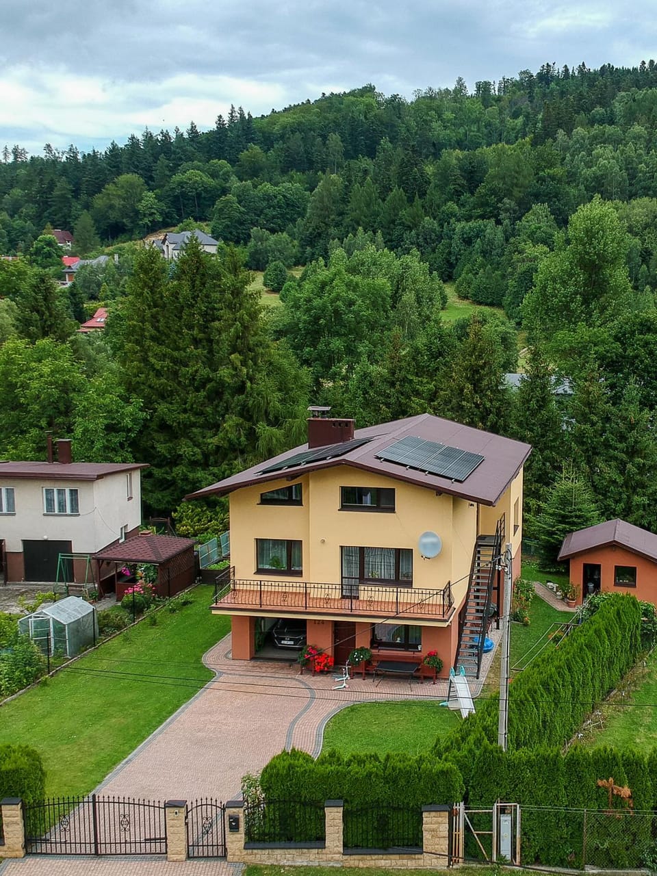 Property building, Spring, Day, Neighbourhood, Natural landscape, Bird's eye view, Garden, View (from property/room), Garden view, Mountain view, Street view, Parking