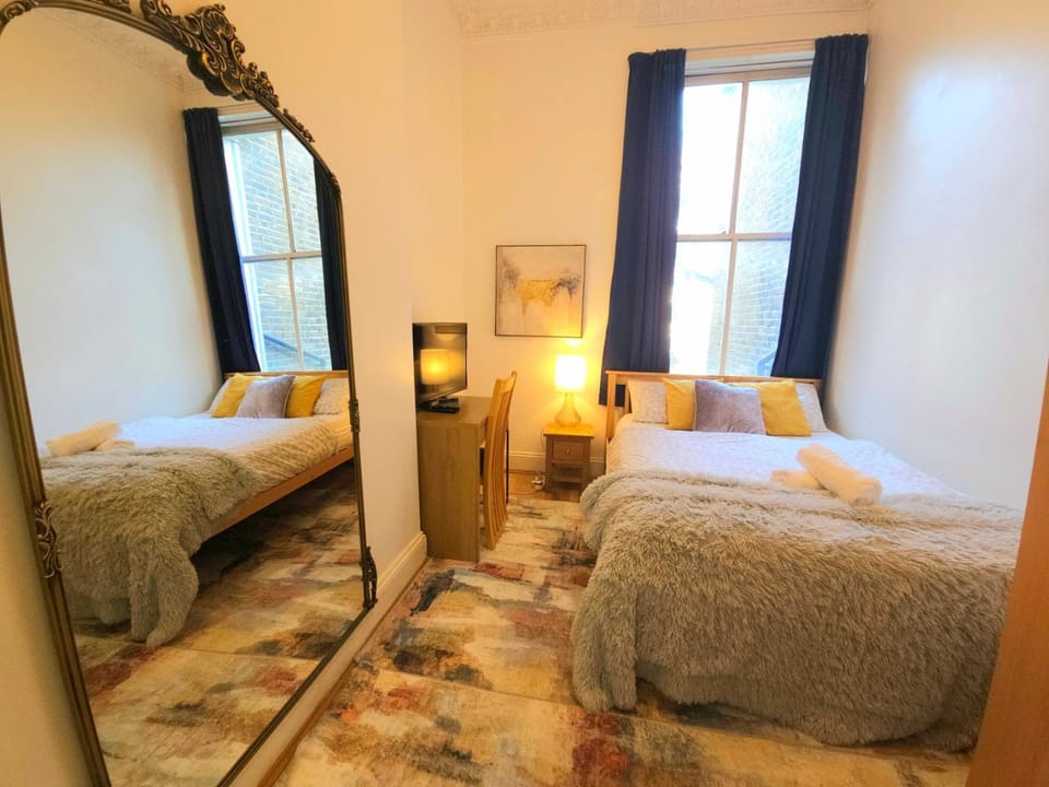 Bed, TV and multimedia, Bedroom, towels