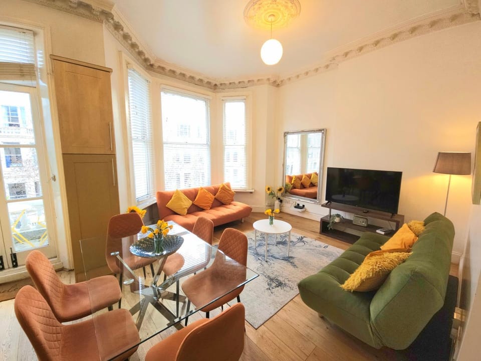 TV and multimedia, Balcony/Terrace, Living room, Seating area, Dining area, internet