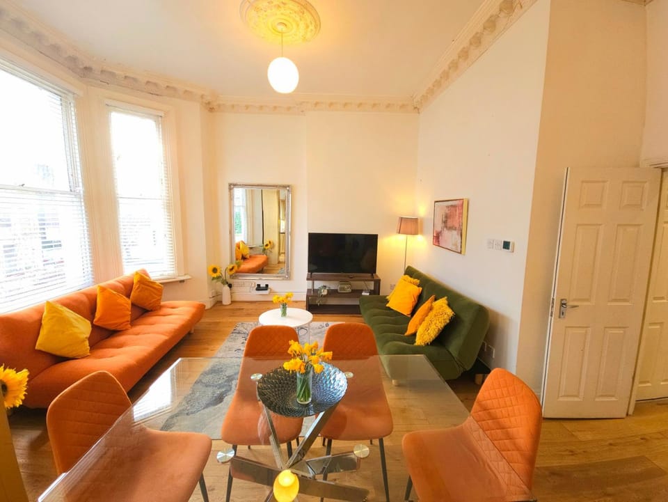 TV and multimedia, Living room, Seating area, Dining area