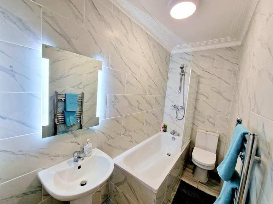 Shower, Bathroom, Bath, towels