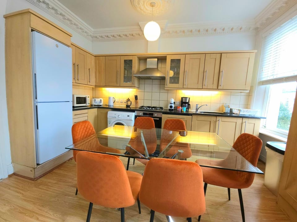 Coffee/tea facilities, Kitchen or kitchenette, Dining area, dishwasher, microwave, oven, stove, toaster, washing machine, dryer