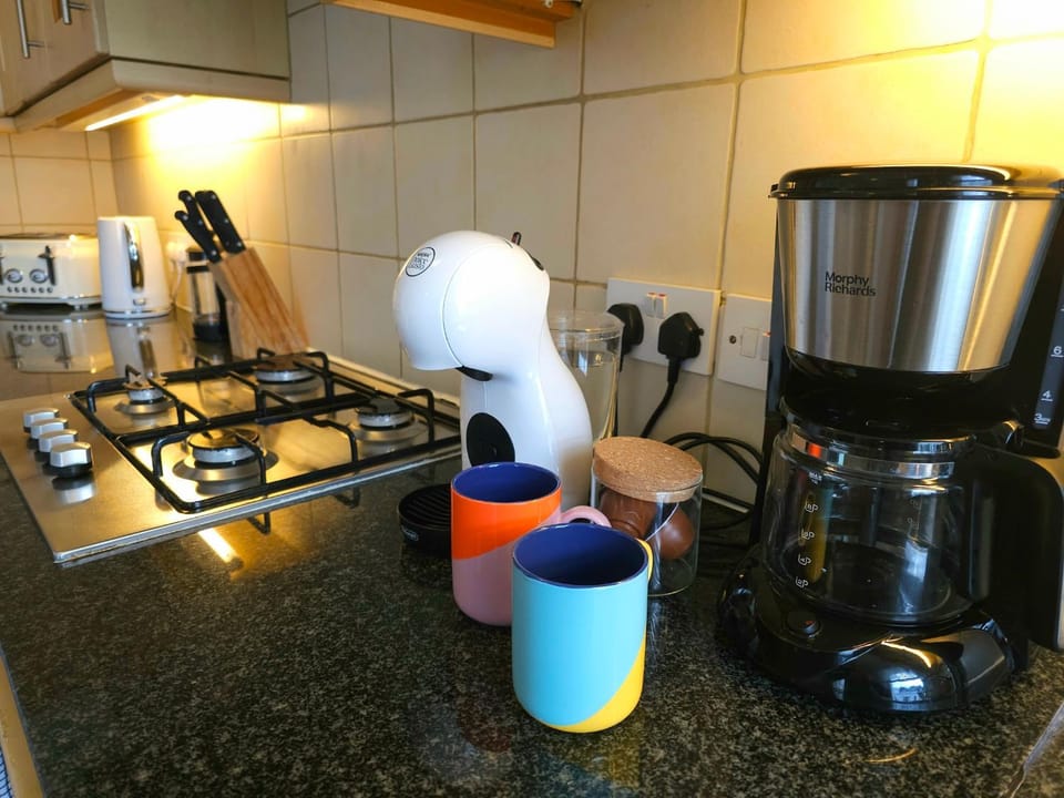 Coffee/tea facilities, Kitchen or kitchenette, stove, toaster