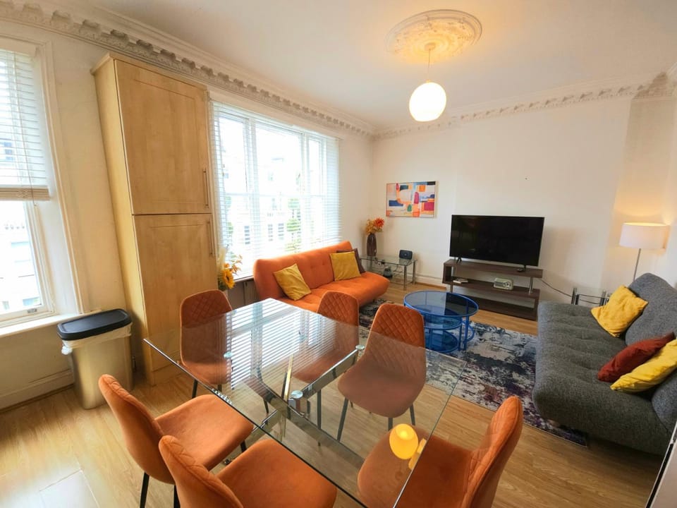 TV and multimedia, Living room, Seating area, Dining area, internet