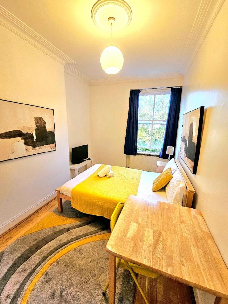 Bed, TV and multimedia, Bedroom, towels