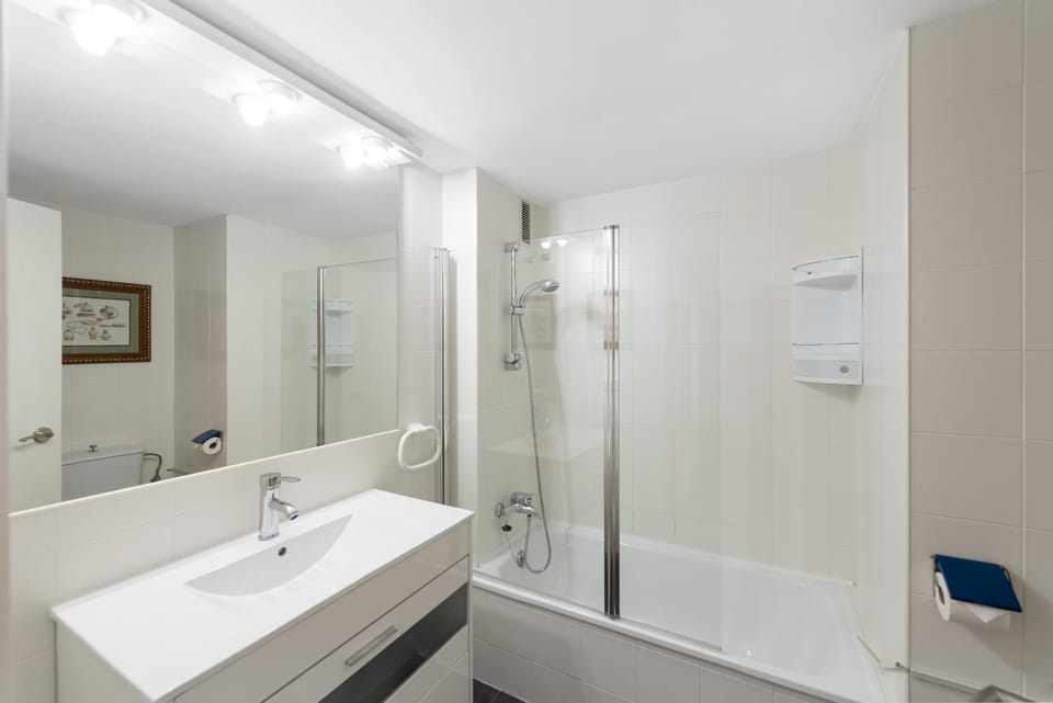 Shower, Toilet, Bathroom, Bath, towels