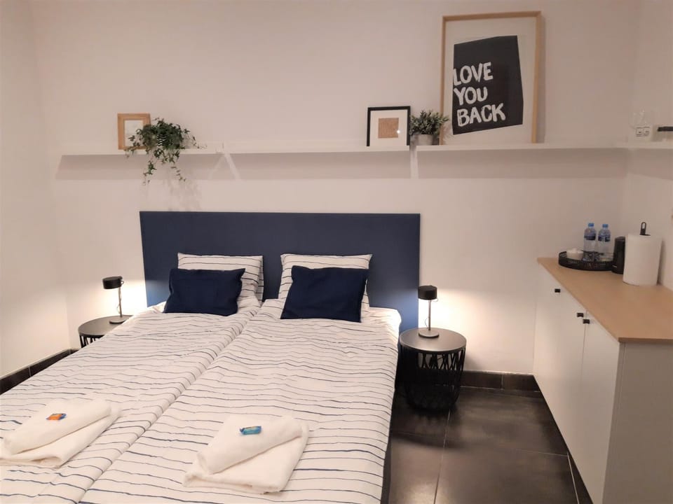 Bed, Photo of the whole room, towels