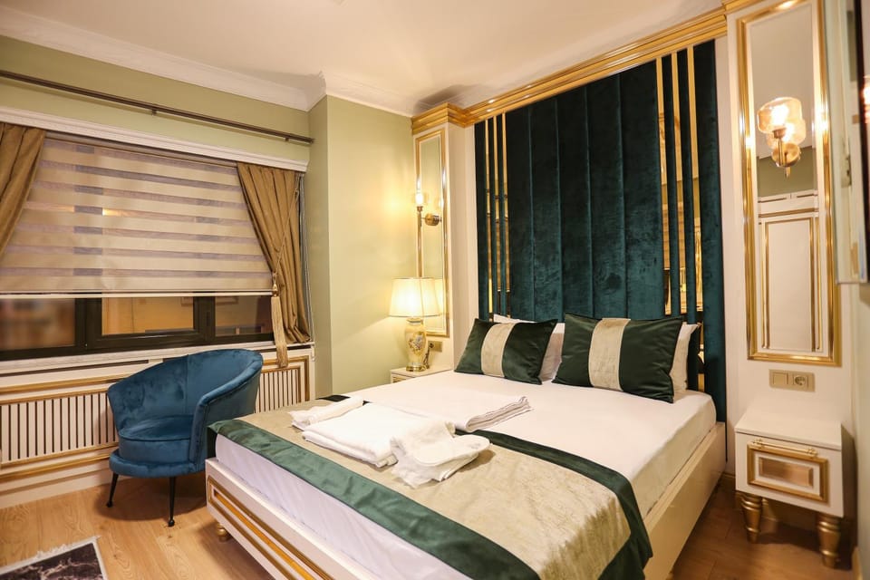 Bed, Bedroom, towels