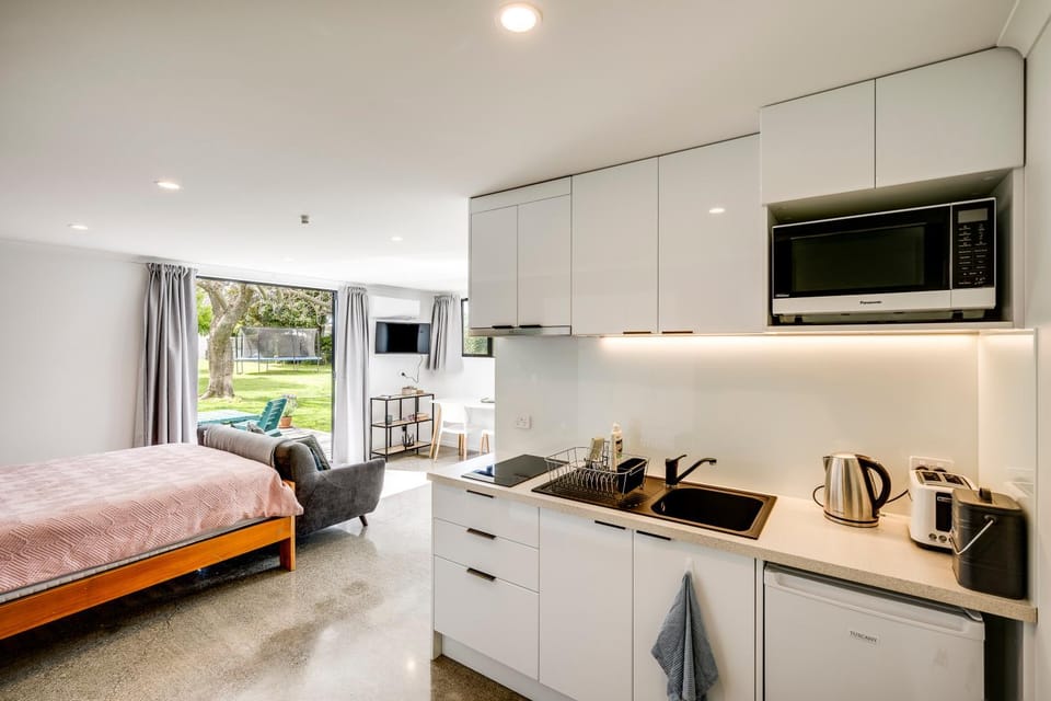 Modern Studio near Clive River Bed and Breakfast in Hawke's Bay